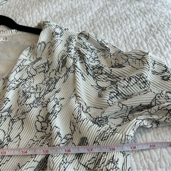 ✨ ASTR The Label Pleated Floral Faux Wrap Blouse White Black Medium - Picture 12 of 13